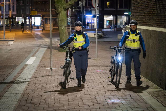 UTRECHT - Handhavers lopen door het centrum van Utrecht. Het kabinet wil een avondklok instellen tussen 20.30 en 04.30 uur. Het is nog onduidelijk of boa s een rol zullen spelen bij het handhaven van de avondklok. ANP JEROEN JUMELET Copyright: xHollandsexHoogtex xxANPx x427330563x