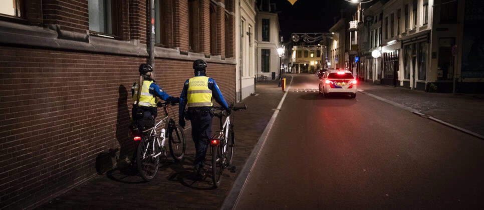 UTRECHT - Handhavers lopen door het centrum van Utrecht. Het kabinet wil een avondklok instellen tussen 20.30 en 04.30 uur. Het is nog onduidelijk of boa s een rol zullen spelen bij het handhaven van de avondklok. ANP JEROEN JUMELET Copyright: xHollandsexHoogtex xxANPx x427330568x
