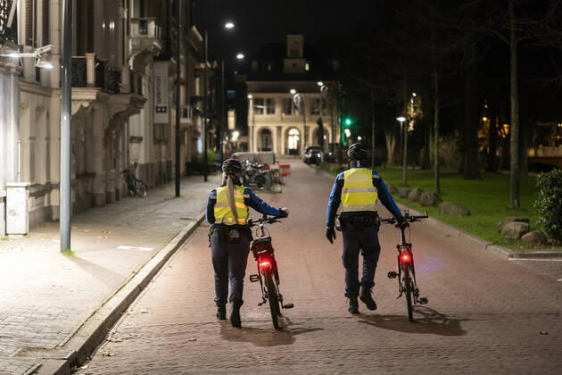 UTRECHT - Handhavers lopen door het centrum van Utrecht. Het kabinet wil een avondklok instellen tussen 20.30 en 04.30 uur. Het is nog onduidelijk of boa s een rol zullen spelen bij het handhaven van de avondklok. ANP JEROEN JUMELET Copyright: xHollandsexHoogtex xxANPx x427330579x