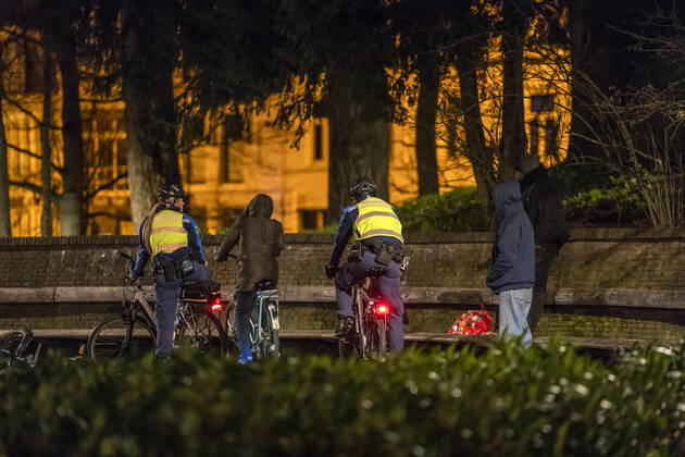 UTRECHT - Handhavers lopen door het centrum van Utrecht. Het kabinet wil een avondklok instellen tussen 20.30 en 04.30 uur. Het is nog onduidelijk of boa s een rol zullen spelen bij het handhaven van de avondklok. ANP JEROEN JUMELET Copyright: xHollandsexHoogtex xxANPx x427330591x