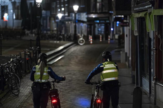 UTRECHT - Handhavers lopen door het centrum van Utrecht. Het kabinet wil een avondklok instellen tussen 20.30 en 04.30 uur. Het is nog onduidelijk of boa s een rol zullen spelen bij het handhaven van de avondklok. ANP JEROEN JUMELET Copyright: xHollandsexHoogtex xxANPx x427330606x