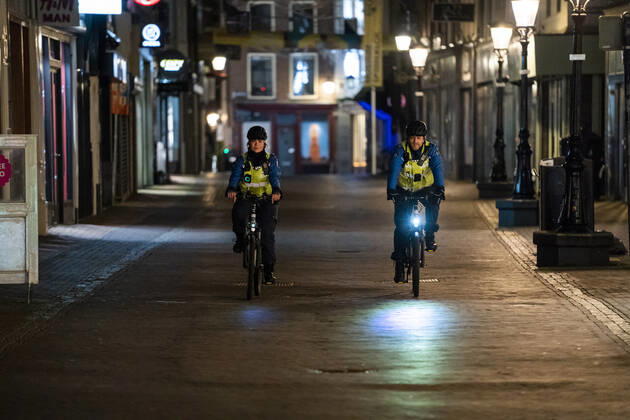 UTRECHT - Handhavers fietsen door het centrum van Utrecht. Het kabinet wil een avondklok instellen tussen 20.30 en 04.30 uur. Het is nog onduidelijk of boa s een rol zullen spelen bij het handhaven van de avondklok. ANP JEROEN JUMELET Copyright: xHollandsexHoogtex xxANPx x427330632x