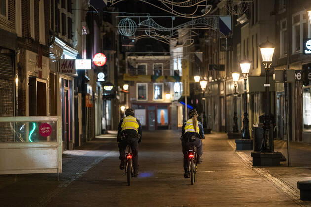UTRECHT - Handhavers fietsen door het centrum van Utrecht. Het kabinet wil een avondklok instellen tussen 20.30 en 04.30 uur. Het is nog onduidelijk of boa s een rol zullen spelen bij het handhaven van de avondklok. ANP JEROEN JUMELET Copyright: xHollandsexHoogtex xxANPx x427330642x
