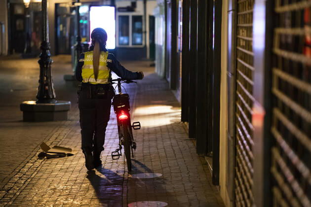 UTRECHT - Handhavers lopen door het centrum van Utrecht. Het kabinet wil een avondklok instellen tussen 20.30 en 04.30 uur. Het is nog onduidelijk of boa s een rol zullen spelen bij het handhaven van de avondklok. ANP JEROEN JUMELET Copyright: xHollandsexHoogtex xxANPx x427330649x