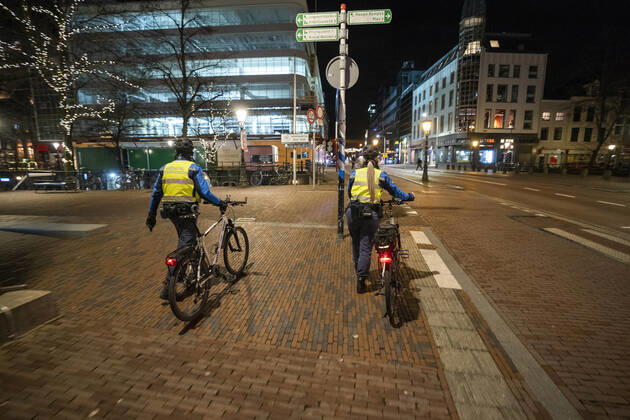 UTRECHT - Handhavers lopen door het centrum van Utrecht. Het kabinet wil een avondklok instellen tussen 20.30 en 04.30 uur. Het is nog onduidelijk of boa s een rol zullen spelen bij het handhaven van de avondklok. ANP JEROEN JUMELET Copyright: xHollandsexHoogtex xxANPx x427330656x