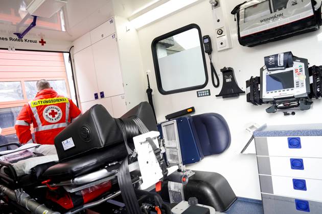 Symbolbild Rettungsdienst, Deutsches Rotes Kreuz Symbolfoto Sanitaeter mit Uniform und Aufschrift Rettungsdienst in einem Intensivtransportwagen (ITW) des Deutschen Roten Kreuz dies ist ein Fahrzeug des Rettungdienst um intensivpflichtige Patienten im Notfall zwischen Intensivstationen von Krankenhaus zu Krankenhaus zu transportieren Deutschland