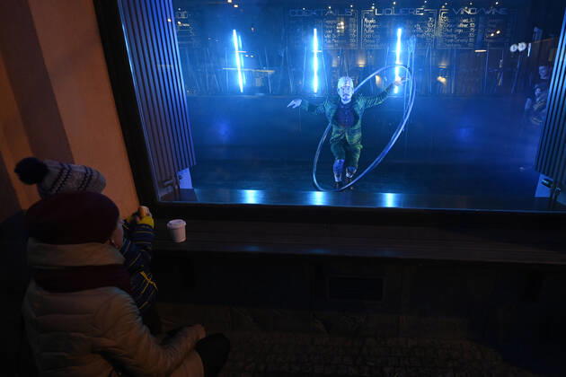 Actors, acrobats and musicians connected with the Cirk La Putyka ensemble performed as part of the Revived Shop windows event in the shop windows of selected closed companies in the center of Prague, Czech Republic, January 21, 2021. (CTKxPhoto OndrejxDeml) CTKPhotoP202101210979701  dml 001