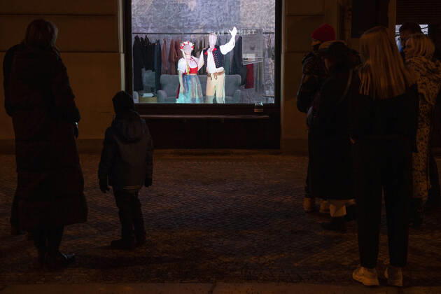 Actors, acrobats and musicians connected with the Cirk La Putyka ensemble performed as part of the Revived Shop windows event in the shop windows of selected closed companies in the center of Prague, Czech Republic, January 21, 2021. (CTKxPhoto OndrejxDeml) CTKPhotoP202101210982201  dml 003