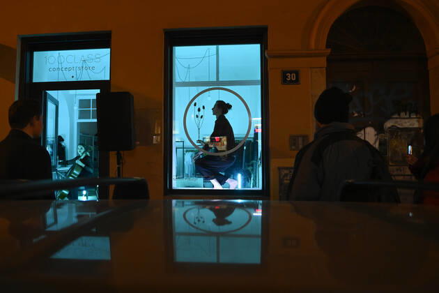 Actors, acrobats and musicians connected with the Cirk La Putyka ensemble performed as part of the Revived Shop windows event in the shop windows of selected closed companies in the center of Prague, Czech Republic, January 21, 2021. (CTKxPhoto OndrejxDeml) CTKPhotoP202101210982901  dml 004