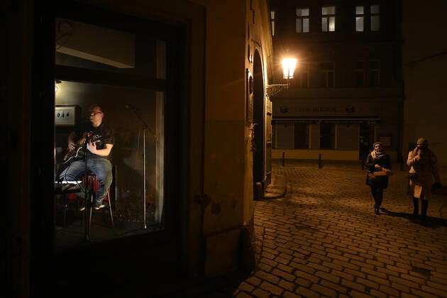 Actors, acrobats and musicians connected with the Cirk La Putyka ensemble performed as part of the Revived Shop windows event in the shop windows of selected closed companies in the center of Prague, Czech Republic, January 21, 2021. (CTKxPhoto OndrejxDeml) CTKPhotoP202101210984101  dml 008