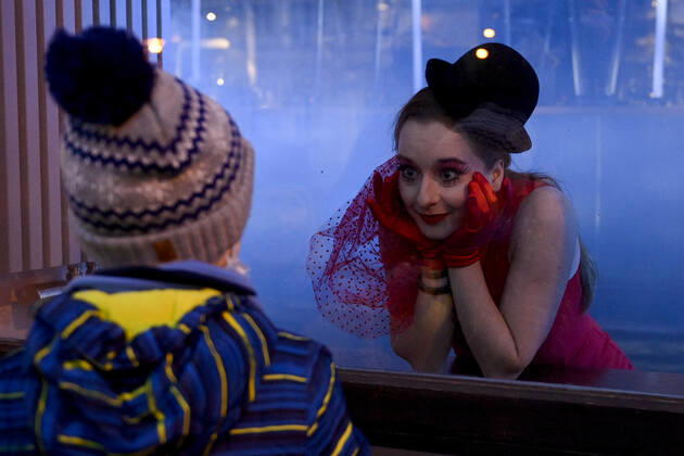 Actors, acrobats and musicians connected with the Cirk La Putyka ensemble performed as part of the Revived Shop windows event in the shop windows of selected closed companies in the center of Prague, Czech Republic, January 21, 2021. (CTKxPhoto OndrejxDeml) CTKPhotoP202101210984201  dml 011