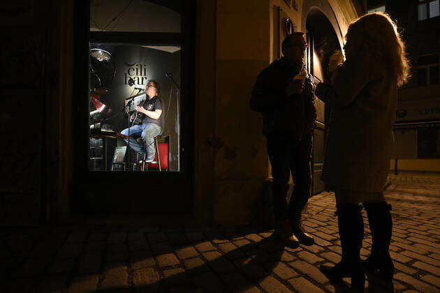 Actors, acrobats and musicians connected with the Cirk La Putyka ensemble performed as part of the Revived Shop windows event in the shop windows of selected closed companies in the center of Prague, Czech Republic, January 21, 2021. (CTKxPhoto OndrejxDeml) CTKPhotoP202101210987001  dml 009