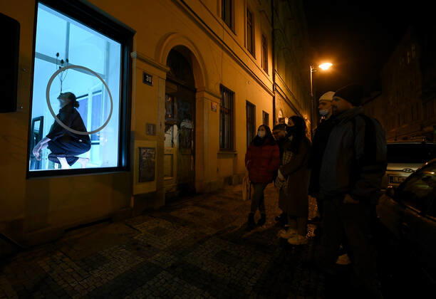 Actors, acrobats and musicians connected with the Cirk La Putyka ensemble performed as part of the Revived Shop windows event in the shop windows of selected closed companies in the center of Prague, Czech Republic, January 21, 2021. (CTKxPhoto OndrejxDeml) CTKPhotoP202101210988001  dml 006