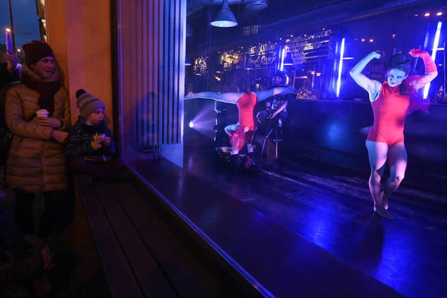 Actors, acrobats and musicians connected with the Cirk La Putyka ensemble performed as part of the Revived Shop windows event in the shop windows of selected closed companies in the center of Prague, Czech Republic, January 21, 2021. (CTKxPhoto OndrejxDeml) CTKPhotoP202101210988701  dml 013