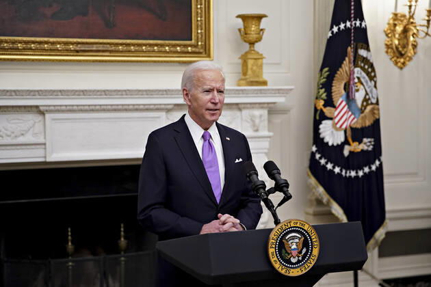 U.S. President Joe Biden speaks as U.S. Vice President Kamala Harris, left, and Anthony Fauci, director of the National Institute of Allergy and Infectious Diseases, right, listen during an event on his administration s Covid-19 response in the State Dining Room of the White House in Washington, DC on Thursday, January 21, 2021.  WAX20210121935 AlxDrago