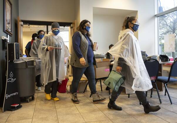 January 21, 2021, Round Rock, Texas, USA: South University nursing students head out to administer Moderna COVID-19 vaccine to central Texas lined up at a drive-through clinic on January 21, 2021. Over 2,000 doses were given in people s arms on the previous day as Texas ramps up its vaccine response. Round Rock USA - ZUMAd150 20210121_znp_d150_001 Copyright: xBobxDaemmrichx