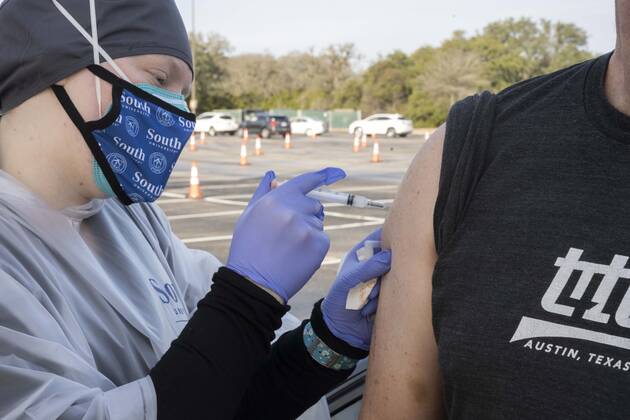 January 21, 2021, Round Rock, Texas, USA: South University nursing student MORGAN RUSHTON administers the COVID-19 vaccine to DAVE ANDERSON of Austin as central Texans line up at a drive-through clinic on January 21, 2021. Over 2,000 doses were given in people s arms on the previous day as Texas ramps up its vaccine response. Round Rock USA - ZUMAd150 20210121_znp_d150_011 Copyright: xBobxDaemmrichx
