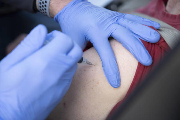 January 21, 2021, Round Rock, Texas, USA: South University nursing students administer the Moderna COVID-19 vaccine to central Texas lined up at a drive-through clinic on January 21, 2021. Over 2,000 doses were given in people s arms on the previous day as Texas ramps up its vaccine response. Round Rock USA - ZUMAd150 20210121_znp_d150_018 Copyright: xBobxDaemmrichx