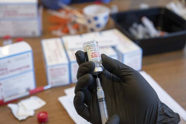 January 21, 2021, Round Rock, Texas, USA: A technician loads a syringe with the Moderna vaccine while South University nursing students administer vaccine to central Texans lined up at a drive-through clinic on January 21, 2021. Over 2,000 doses were given in people s arms on the previous day as Texas ramps up its vaccine response. Round Rock USA - ZUMAd150 20210121_znp_d150_024 Copyright: xBobxDaemmrichx