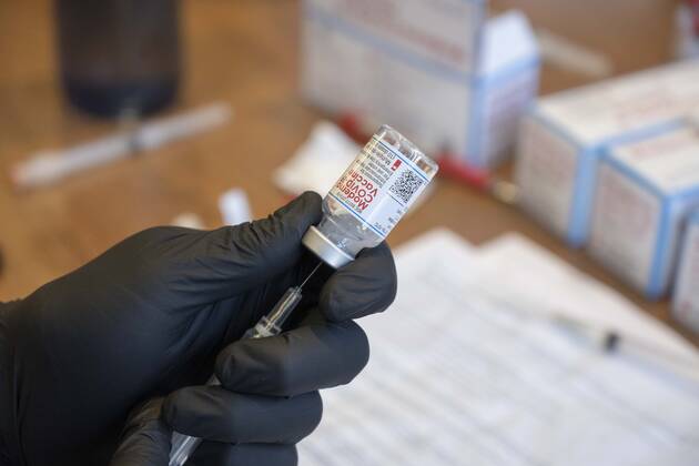January 21, 2021, Round Rock, Texas, USA: A technician loads a syringe with the Moderna vaccine while South University nursing students administer vaccine to central Texans lined up at a drive-through clinic on January 21, 2021. Over 2,000 doses were given in people s arms on the previous day as Texas ramps up its vaccine response. Round Rock USA - ZUMAd150 20210121_znp_d150_030 Copyright: xBobxDaemmrichx