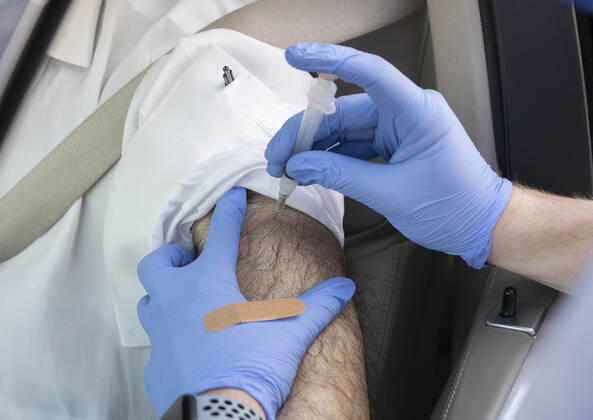 January 21, 2021, Round Rock, Texas, USA: South University nursing student ZACH BEYER administers the COVID-19 vaccine to a central Texans lined up at a drive-through clinic on January 21, 2021. Over 2,000 doses were given in people s arms on the previous day as Texas ramps up its vaccine response. Round Rock USA - ZUMAd150 20210121_znp_d150_033 Copyright: xBobxDaemmrichx