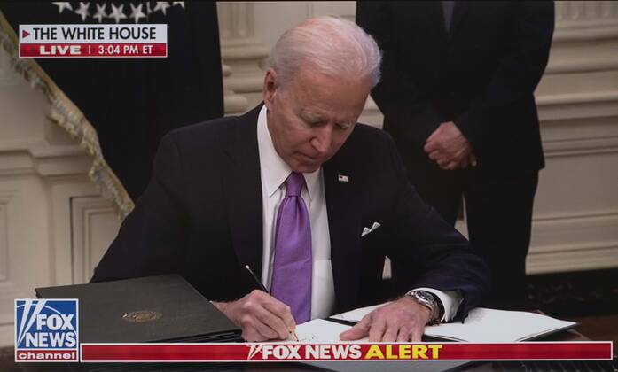 January 21, 2021, Washington, District of Columbia, USA - After delivering remarks about his administration s efforts to combat the COVID-19 pandemic, President JOE BIDEN signs 10 executive orders on COVID. Washington USA - ZUMAce6_ 20210121_zaf_ce6_001 Copyright: xFoxxNewsx