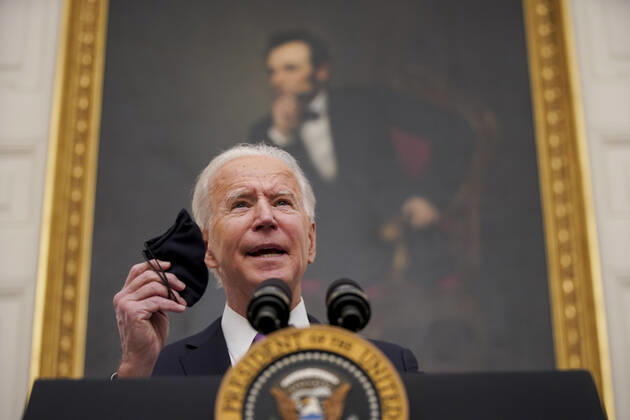January 21, 2021, Washington, District of Columbia, USA: U.S. President Joe Biden holds a protective mask while speaking during an event on his administration s Covid-19 response in the State Dining Room of the White House in Washington, D.C., U.S., on Thursday, Jan. 21, 2021. Biden in his first full day in office plans to issue a sweeping set of executive orders to tackle the raging Covid-19 pandemic that will rapidly reverse or refashion many of his predecessor s most heavily criticized policies Washington USA - ZUMAs152 20210121_zaa_s152_121 Copyright: xAlxDragox-xPoolxViaxCnpx
