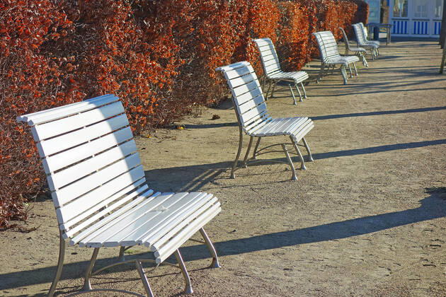 In Ahlbeck ist die Strandpromenade fast leer, am Strand sind einige Einheimische zu sehen. (Seebad Ahlbeck 21.01.2021) Lockdown