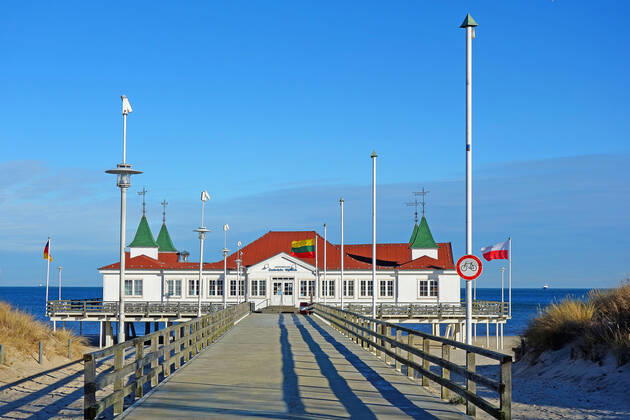 Seebrücke Ahlbeck In Ahlbeck ist die Strandpromenade fast leer, am Strand sind einige Einheimische zu sehen. (Seebad Ahlbeck 21.01.2021) Lockdown