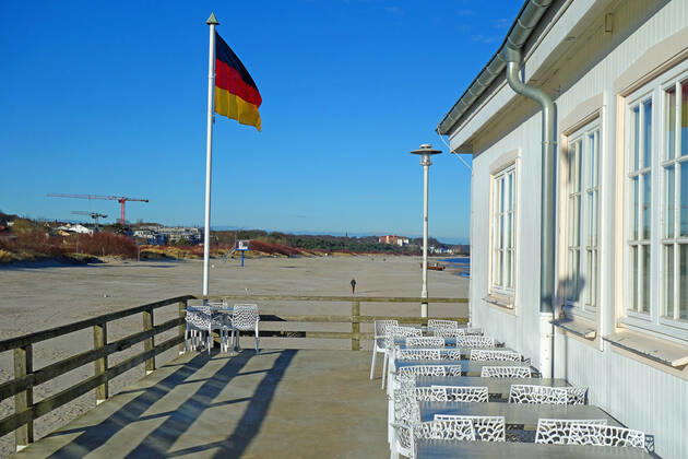 Blick in Richtung Heringsdorf Seebrücke Ahlbeck Gaststätte hofft bald auf Gäste In Ahlbeck ist die Strandpromenade fast leer, am Strand sind einige Einheimische zu sehen. (Seebad Ahlbeck 21.01.2021) Lockdown