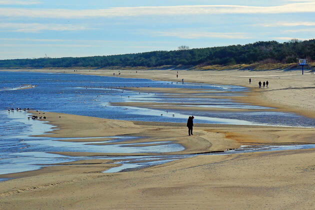 In Ahlbeck ist die Strandpromenade fast leer, am Strand sind einige Einheimische zu sehen. (Seebad Ahlbeck 21.01.2021) Lockdown