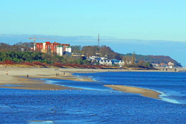 Blick in Richtung Heringsdorf In Ahlbeck ist die Strandpromenade fast leer, am Strand sind einige Einheimische zu sehen. (Seebad Ahlbeck 21.01.2021) Lockdown