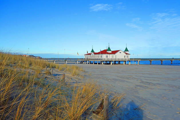 Seebrücke Ahlbeck In Ahlbeck ist die Strandpromenade fast leer, am Strand sind einige Einheimische zu sehen. (Seebad Ahlbeck 21.01.2021) Lockdown