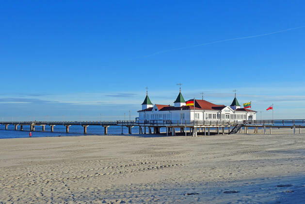 Seebrücke Ahlbeck In Ahlbeck ist die Strandpromenade fast leer, am Strand sind einige Einheimische zu sehen. (Seebad Ahlbeck 21.01.2021) Lockdown