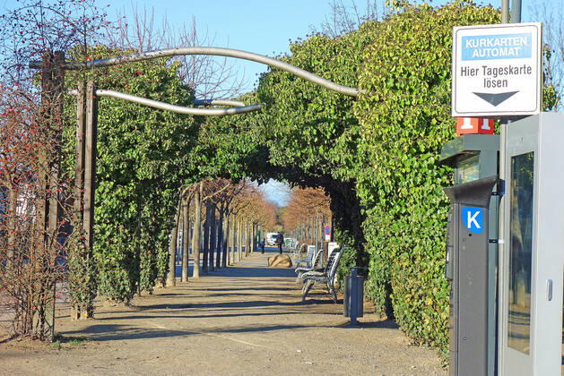 In Ahlbeck ist die Strandpromenade fast leer, am Strand sind einige Einheimische zu sehen. (Seebad Ahlbeck 21.01.2021) Lockdown