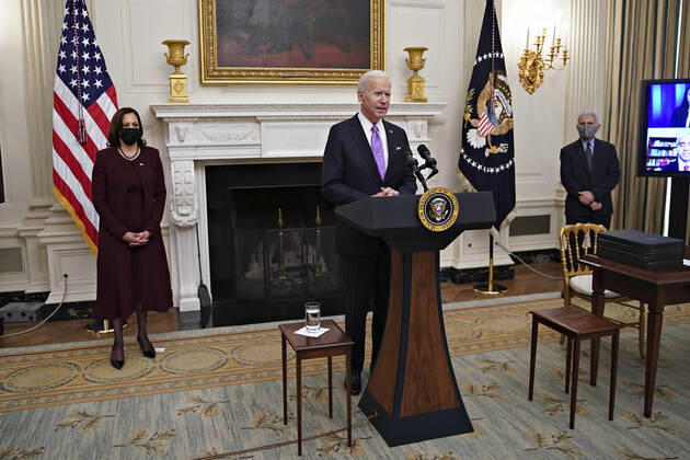 January 21, 2021, Washington, District of Columbia, USA: U.S. President Joe Biden speaks as U.S. Vice President Kamala Harris, left, and Anthony Fauci, director of the National Institute of Allergy and Infectious Diseases, right, listen during an event on his administration s Covid-19 response in the State Dining Room of the White House in Washington, D.C., U.S., on Thursday, Jan. 21, 2021. Biden in his first full day in office plans to issue a sweeping set of executive orders to tackle the raging Covid-19 pandemic that will rapidly reverse or refashion many of his predecessor s most heavily criticized policies. Photographer: Al Drago Bloomberg.Credit: Al Drago Pool via CNP Washington USA - ZUMAs152 20210121_zaa_s152_126 Copyright: xAlxDragox-xPoolxViaxCnpx