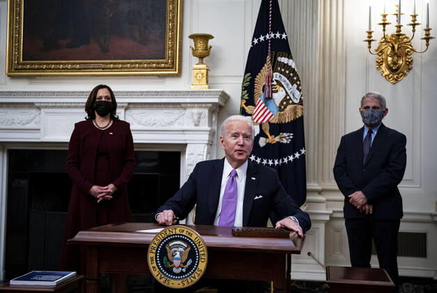 January 21, 2021, Washington, District of Columbia, USA: U.S. President Joe Biden speaks as U.S. Vice President Kamala Harris, left, and Anthony Fauci, director of the National Institute of Allergy and Infectious Diseases, right, listen during an event on his administration s Covid-19 response in the State Dining Room of the White House in Washington, D.C., U.S., on Thursday, Jan. 21, 2021. Biden in his first full day in office plans to issue a sweeping set of executive orders to tackle the raging Covid-19 pandemic that will rapidly reverse or refashion many of his predecessor s most heavily criticized policies Washington USA - ZUMAs152 20210121_zaa_s152_154 Copyright: xAlxDragox-xPoolxViaxCnpx