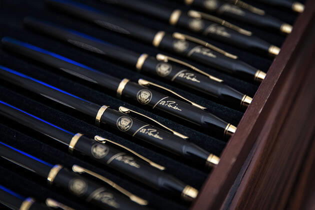 News Themen der Woche KW03 January 21, 2021, Washington, District of Columbia, USA: Pens bearing the signature of U.S. President Joe Biden before an event on the Biden administration s Covid-19 response in the State Dining Room of the White House in Washington, D.C., U.S., on Thursday, Jan. 21, 2021. Biden in his first full day in office plans to issue a sweeping set of executive orders to tackle the raging Covid-19 pandemic that will rapidly reverse or refashion many of his predecessor s most heavily criticized policies Washington USA - ZUMAs152 20210121_zaa_s152_167 Copyright: xAlxDragox-xPoolxViaxCnpx