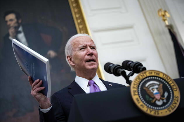 January 21, 2021, Washington, District of Columbia, USA: U.S. President Joe Biden speaks on his administration™s Covid-19 response in the State Dining Room of the White House in Washington, D.C., U.S., on Thursday, Jan. 21, 2021. Biden in his first full day in office plans to issue a sweeping set of executive orders to tackle the raging Covid-19 pandemic that will rapidly reverse or refashion many of his predecessor s most heavily criticized policies Washington USA - ZUMAs152 20210121_zaa_s152_164 Copyright: xAlxDragox-xPoolxViaxCnpx