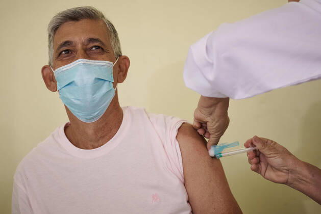 January 21, 2021, Franca, Sao Paulo, Brazil: Beginning of vaccination against covid-19 in Franca, Sao Paulo, on the morning of this Thursday, 21 January 2021. Nursing technician Fernando Augusto Candido, 63, is the first to take the dose of the vaccine that arrived yesterday with 3,300 doses for health professionals. Franca Brazil - ZUMAv129 20210121_znp_v129_005 Copyright: xIgorxDoxValex