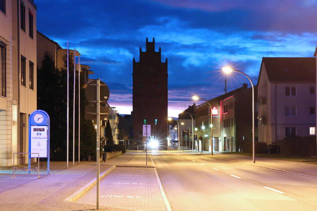 Blick am Donnerstag (21.01.2021) auf das Zentrum der Hansestadt Demmin (Mecklenburgische Seenplatte) im Morgenlicht. Im Landkreis Mecklenburgische Seenplatte gilt wegen der hohen Fallzahlen bei der Ausbreitung des Coronavirus nach wie vor eine abendliche Ausgangsbeschränkung. Nach dieser ist ab sofort das Verlassen und der Aufenthalt außerhalb der eigenen häuslichen Unterkunft ohne triftigen Grund täglich von 20:00 Uhr bis 6:00 Uhr des Folgetages untersagt. Ein triftiger Grund ist beispielsweise die Ausübung der beruflichen Tätigkeit sowie die Inanspruchnahme medizinischer Versorgungsleistungen. Weiterhin ist der Besuch bei Ehe- und Lebenspartnern sowie bei Partnern von Lebensgemeinschaften, hilfsbedürftigen Menschen, Kranken oder Menschen
