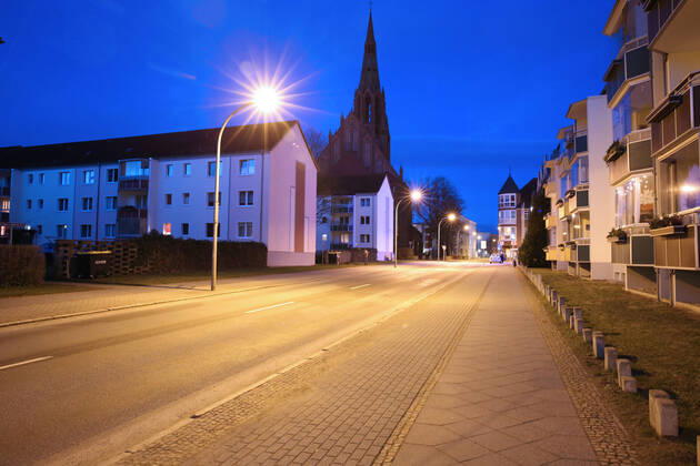 Blick am Donnerstag (21.01.2021) auf das Zentrum der Hansestadt Demmin (Mecklenburgische Seenplatte) im Morgenlicht. Im Landkreis Mecklenburgische Seenplatte gilt wegen der hohen Fallzahlen bei der Ausbreitung des Coronavirus nach wie vor eine abendliche Ausgangsbeschränkung. Nach dieser ist ab sofort das Verlassen und der Aufenthalt außerhalb der eigenen häuslichen Unterkunft ohne triftigen Grund täglich von 20:00 Uhr bis 6:00 Uhr des Folgetages untersagt. Ein triftiger Grund ist beispielsweise die Ausübung der beruflichen Tätigkeit sowie die Inanspruchnahme medizinischer Versorgungsleistungen. Weiterhin ist der Besuch bei Ehe- und Lebenspartnern sowie bei Partnern von Lebensgemeinschaften, hilfsbedürftigen Menschen, Kranken oder Menschen