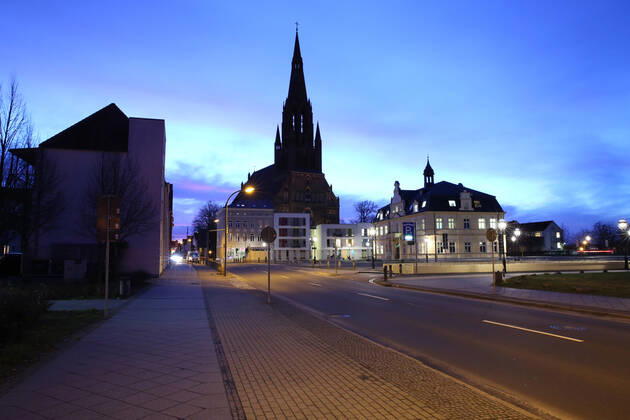 Blick am Donnerstag (21.01.2021) auf das Zentrum der Hansestadt Demmin (Mecklenburgische Seenplatte) im Morgenlicht. Im Landkreis Mecklenburgische Seenplatte gilt wegen der hohen Fallzahlen bei der Ausbreitung des Coronavirus nach wie vor eine abendliche Ausgangsbeschränkung. Nach dieser ist ab sofort das Verlassen und der Aufenthalt außerhalb der eigenen häuslichen Unterkunft ohne triftigen Grund täglich von 20:00 Uhr bis 6:00 Uhr des Folgetages untersagt. Ein triftiger Grund ist beispielsweise die Ausübung der beruflichen Tätigkeit sowie die Inanspruchnahme medizinischer Versorgungsleistungen. Weiterhin ist der Besuch bei Ehe- und Lebenspartnern sowie bei Partnern von Lebensgemeinschaften, hilfsbedürftigen Menschen, Kranken oder Menschen