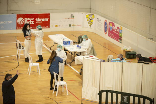Healthcare workers vaccinate other colleagues against Covid-19 in the Cabezo Baeza de Cartagena pavilion in Cartagena, Murcia, Spain, on 21 January 2021. The Cartagena City Council has made the Cabezo Beaza pavilion available to the Health Area II, the site where, during today s day, health workers from the Health Area II will be vaccinating 500 health workers. With regard to the number of infections in the region, the accumulated incidence has grown to 1,189 cases per 100,000 inhabitants and has accumulated 852 deaths, 56 in the last week. 21 JANUARY 2021;MURCIA;CARTAGENA;VACCINATION;HEALTH;COVID19 Ivan Urquizar LagenciaEP 01 21 2021 Cartagena, (Murcia) Cartagena, (Murcia) Spain Copyright: xIvanxUrquizarx 3529079