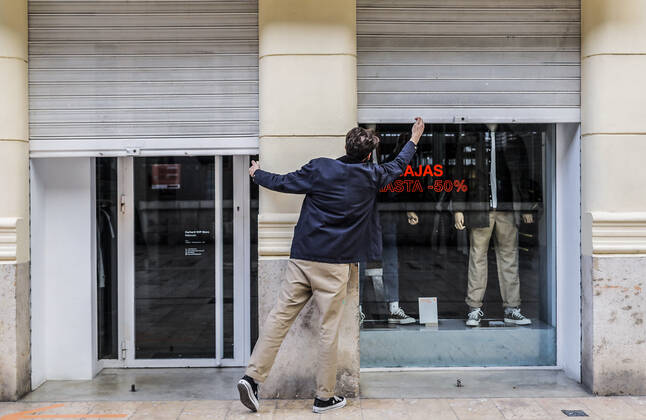 The owner of a business closes his establishment on the first day of the total closure of the hotel and restaurant business at 6pm in Valencia, Community of Valencia (Spain), on 21 January 2021. At 0.00 am today, the decree of the Valencian Government came into force by which the region s hotel industry and shops will be totally closed at 6.00 pm, except for food, pharmacy and other essential shops, as well as gyms and other sports facilities. These restrictions will remain in force for 14 days, until 4 February. 21 JANUARY 2021;SHOPS;RESTRICTIONS;HOSPITALITY;RESTAURANTS;PERIMETER CLOSURE;VIRUS;CORONAVIRUS;PANDEMIC;INFECTED Robayna LagenciaEP 01 21 2021 VALENCIA (VALENCIA) VALENCIA (VALENCIA) Spain Copyright: xRobaynax 3529201