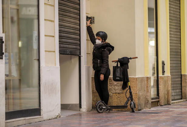 The owner of a shop closes the establishment on the first day of total closure of the hotel and catering business and shops at 6 pm in Valencia, Valencia Community (Spain), on 21 January 2021. At 0.00 am today, the decree of the Valencian Government came into force by which the region s hotel industry and shops will be totally closed at 6.00 pm, except for food, pharmacy and other essential shops, as well as gyms and other sports facilities. These restrictions will remain in force for 14 days, until 4 February. 21 JANUARY 2021;SHOPS;RESTRICTIONS;HOSPITALITY;RESTAURANTS;PERIMETER CLOSURE;VIRUS;CORONAVIRUS;PANDEMIC;INFECTED Rober Solsona LagenciaEP 01 21 2021 VALENCIA (VALENCIA) VALENCIA (VALENCIA) Spain Copyright: xRoberxSolsonax 3529206