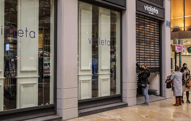 A worker from the Violeta store closes the establishment on the first day of the total closure of the hotel and restaurant business at 6 pm in Valencia, Comunidad Valenciana (Spain), on 21 January 2021. At 0.00 am today, the Valencian Government s decree came into force, closing the region s hotel industry and shops completely at 6.00 pm, except for food, pharmacy and other essential shops, as well as gyms and other sports facilities. These restrictions will remain in force for 14 days, until 4 February. 21 JANUARY 2021;SHOPS;RESTRICTIONS;HOSPITALITY;RESTAURANTS;PERIMETER CLOSURE;VIRUS;CORONAVIRUS;PANDEMIC;INFECTED Rober Solsona LagenciaEP 01 21 2021 VALENCIA (VALENCIA) VALENCIA (VALENCIA) Spain Copyright: xRoberxSolsonax 3529209