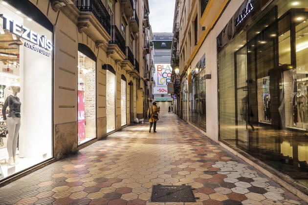 A shopping street in Valencia with all its establishments closed on the first day of the total closure of the hotel and catering industry and shops at 6pm in Valencia, Comunidad Valenciana (Spain), on 21 January 2021. At 0.00 am today, the decree of the Valencian Government came into force by which the region s hotel industry and shops were totally closed at 6.00 pm, except for food, pharmacy and other essential shops, as well as gyms and other sports facilities. These restrictions will remain in force for 14 days, until 4 February. 21 JANUARY 2021;SHOPS;RESTRICTIONS;HOSPITALITY;RESTAURANTS;PERIMETER CLOSURE;VIRUS;CORONAVIRUS;PANDEMIC;INFECTED Rober Solsona LagenciaEP 01 21 2021 VALENCIA (VALENCIA) VALENCIA (VALENCIA) Spain Copyright: xRoberxSolsonax 3529211