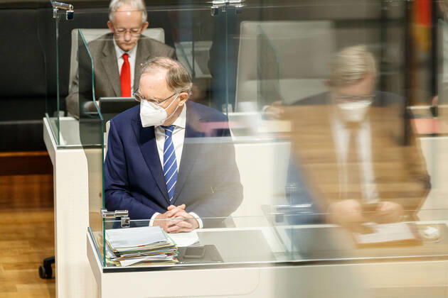 DEUTSCHLAND, NIEDERSACHSEN, HANNOVER, 22.01.2021 - Außerplanmäßige Plenarsitzung zur Corona-Pandemie im Niedersächsischen Landtag - v.li. (vorne) Stephan Weil (SPD), Ministerpräsident von Niedersachsen, und Bernd Althusmann (CDU), Wirtschaftsminister von Niedersachsen (fotografiert durch eine Plexiglasscheibe) sitzen auf der Regierungsbank im Landtag, bevor Stephan Weil seine Regierungserklärung beginnt. Diese nimmt Bezug auf die Videokonferenz der Bundeskanzlerin mit den Regierungschefinnen und Regierungschefs der Länder am 19. Januar 2021 und den Maßnahmen zur Bekämpfung der SARS-Cov2-Pandemie in Niedersachsen.