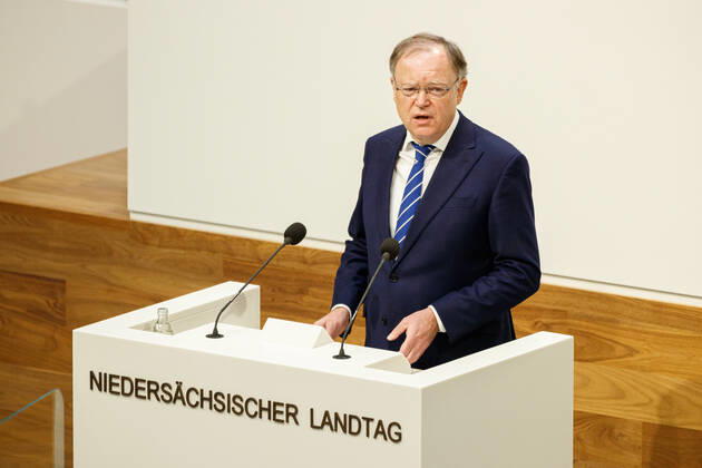 DEUTSCHLAND, NIEDERSACHSEN, HANNOVER, 22.01.2021 - Außerplanmäßige Plenarsitzung zur Corona-Pandemie im Niedersächsischen Landtag - Stephan Weil (SPD), Ministerpräsident von Niedersachsen, gibt eine Regierungserklärung am Rednerpult im Plenarsaal ab. Diese nimmt Bezug auf die Videokonferenz der Bundeskanzlerin mit den Regierungschefinnen und Regierungschefs der Länder am 19. Januar 2021 und den Maßnahmen zur Bekämpfung der SARS-Cov2-Pandemie in Niedersachsen.